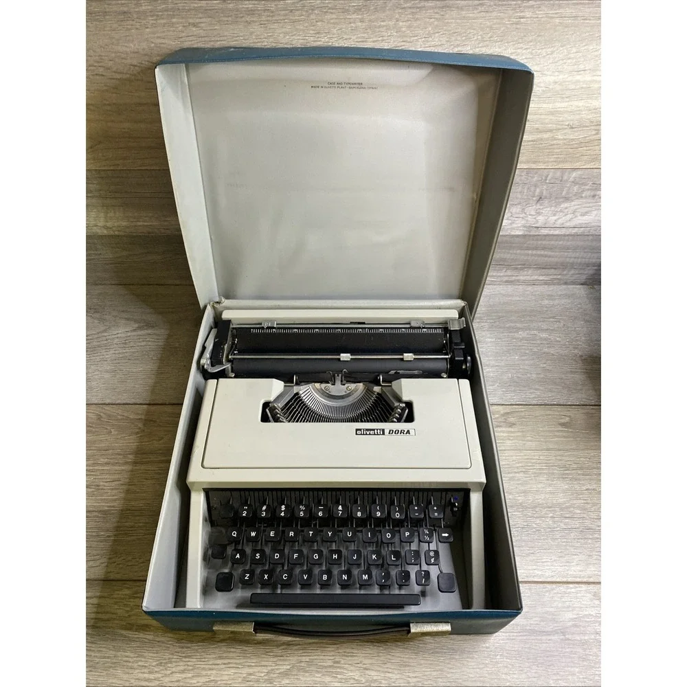 Vintage Olivetti dora typewriter- with original Case. Spain